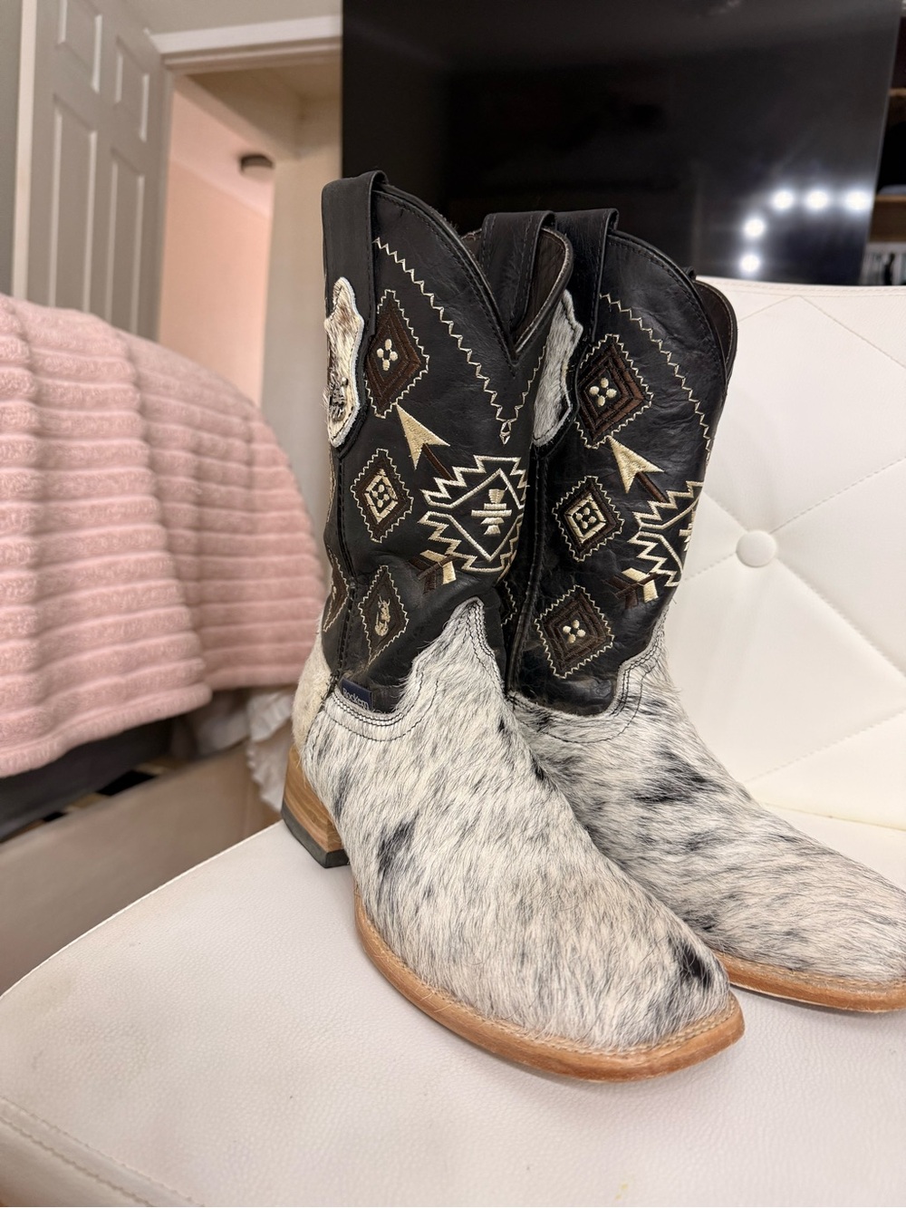 Cowhide Boots Women’s 8 or mens 6.5